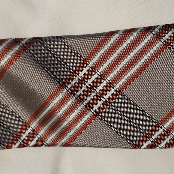 Men's Van Heusen brown with red and white pattern tie - Picture 5 of 5
